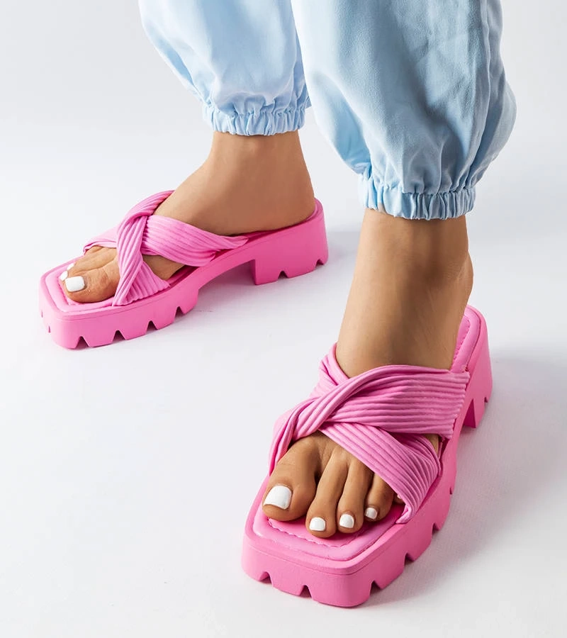 Ružové žabky na podrážke traktora Dubé