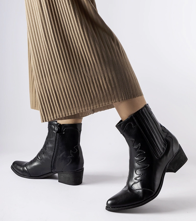 Čierne kovbojské čižmy Henriette s nízkym podpätkom