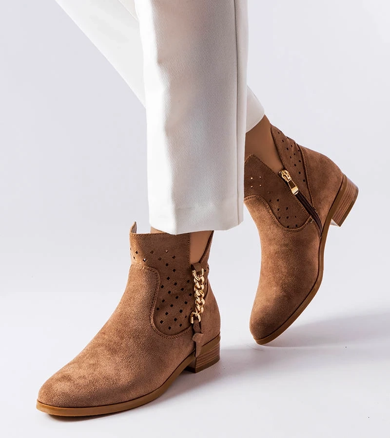 Béžové čižmy s ažurovými vložkami od Vinceza