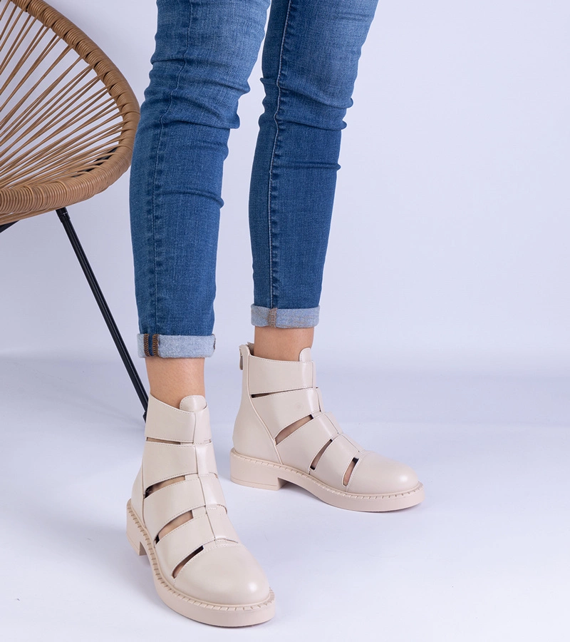 Béžové členkové topánky z eko kože s výrezmi na plochom opätku Kalipso