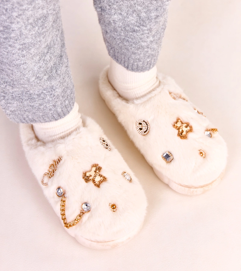 Biele zabudované papuče s ozdobami Verdugo