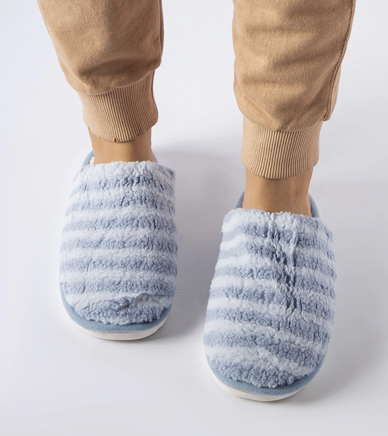 Modré teplé papuče so vzorom Agira