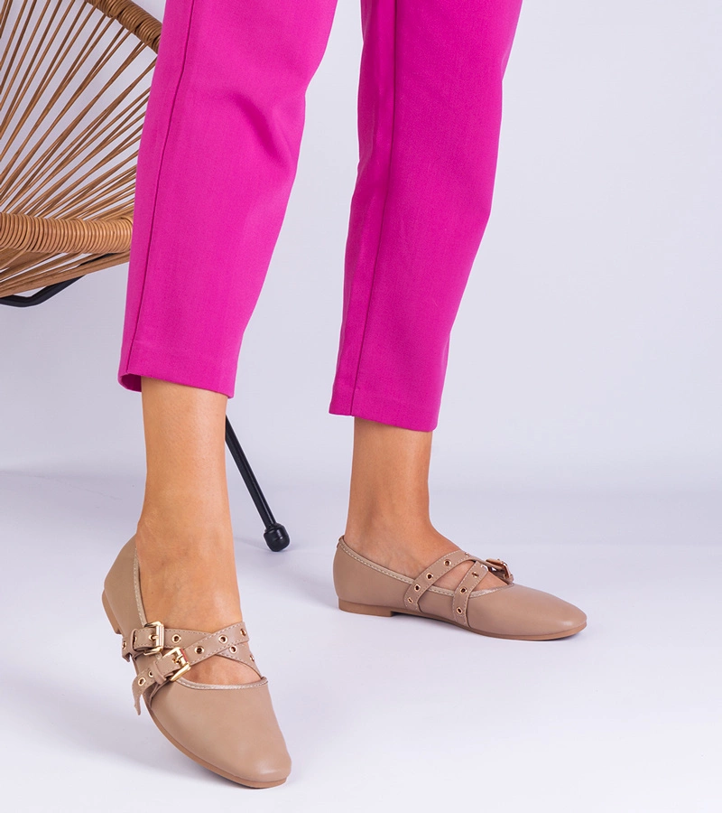 Béžové balerínky z eko kože zdobené prackami Emmarino