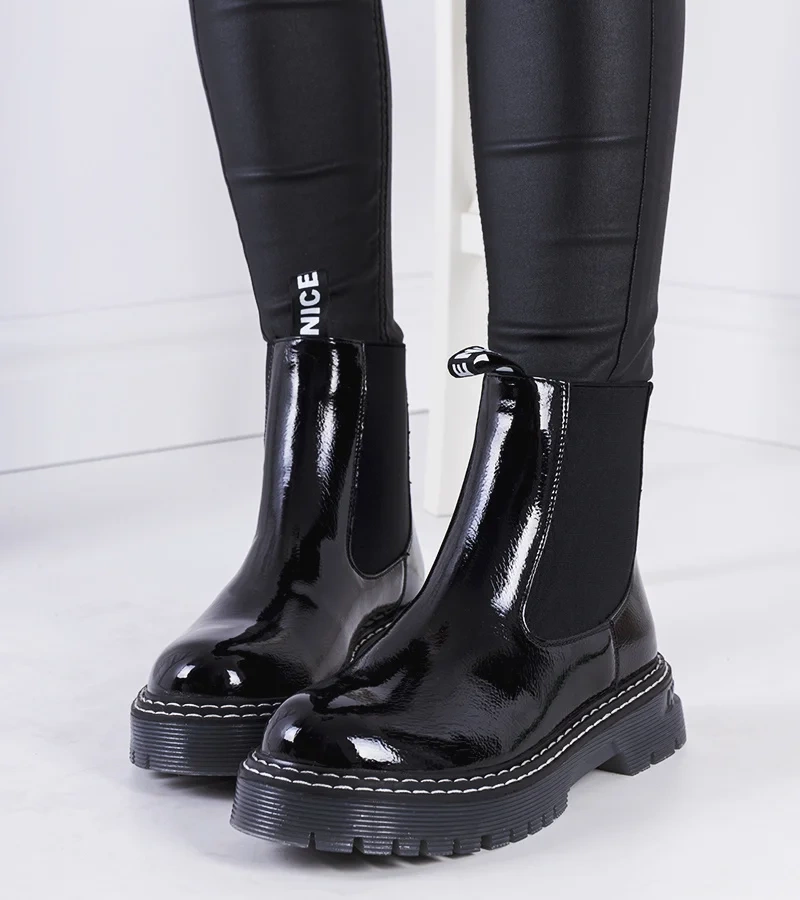 Čierne lakované Chelsea čižmy od Vido