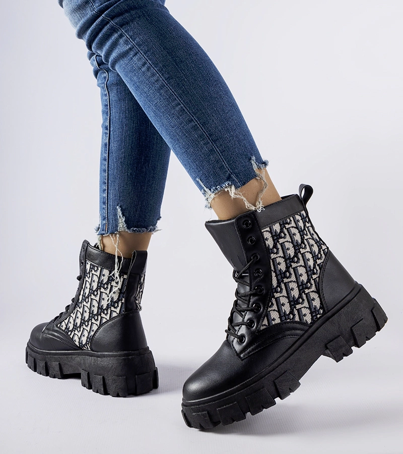 Čierne čižmy s ozdobnými nápismi Madelene