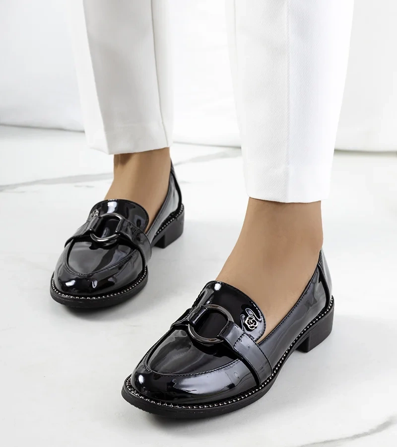 Čierne lakované poltopánky Aveni