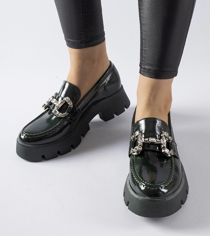 Zelené lakované mokasíny s drahokamami Cezet