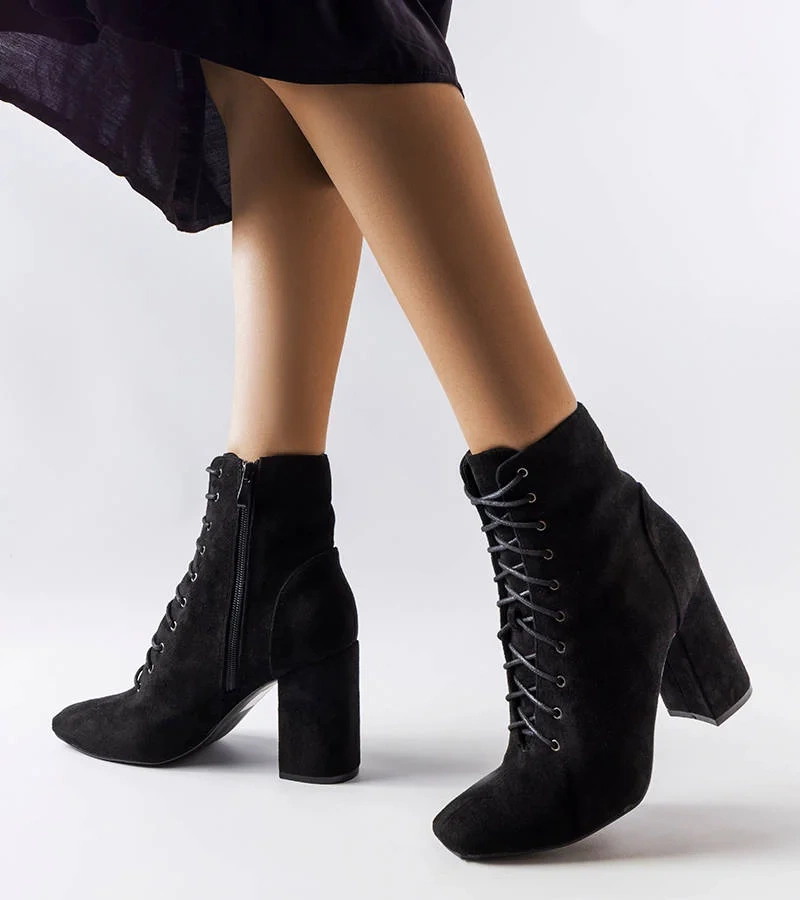 Drouins čierne šnurovacie čižmy na podpätku