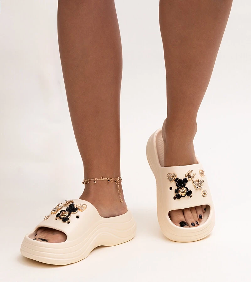 Bežové šľapky s lesklou výzdobou Berwana