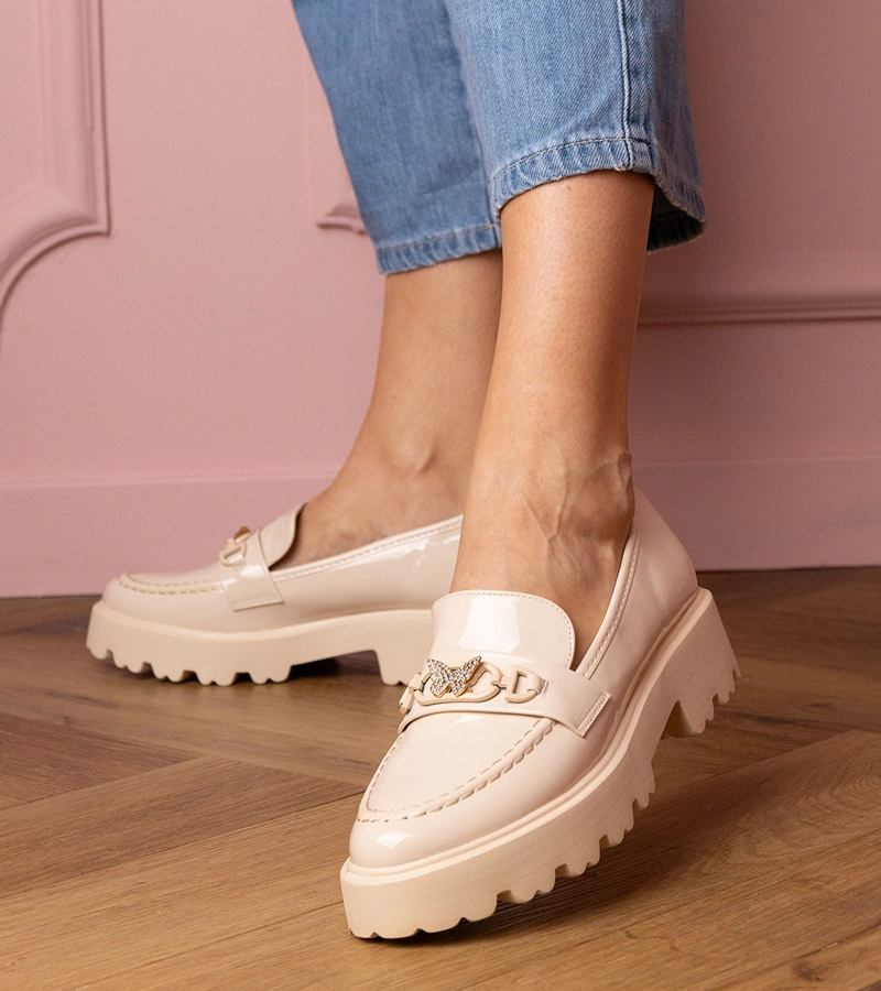 Béžové lakované mokasíny s kryštálovým motýlikom Sanita