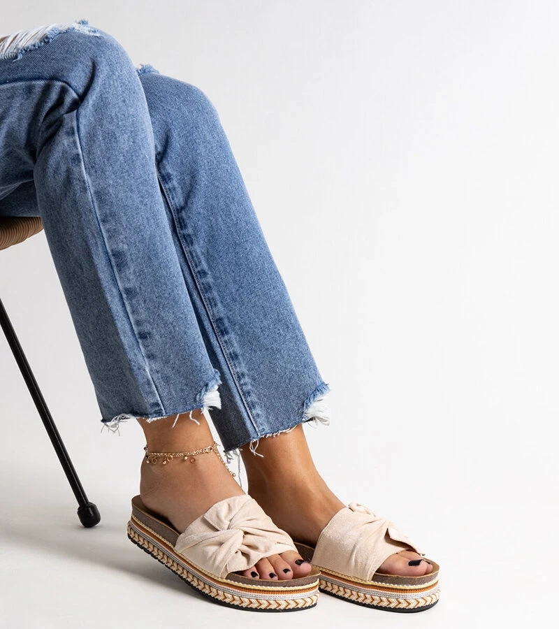 Masívne béžové šľapky s ozdobnou podrážkou Nibalie