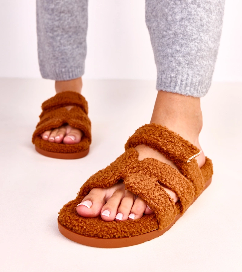 Hnedé kožušinové papuče s otvorenou špičkou Greigan