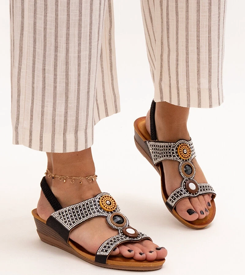 Lesklé sandále na nízkom platforme Azeeza