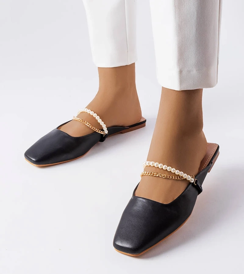 Čierne žabky s perlami a retiazkou Langle