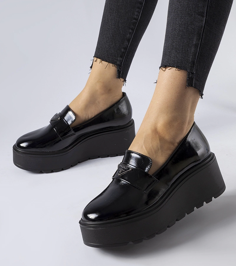 Čierne lakovane mokasíny na platforme Monra