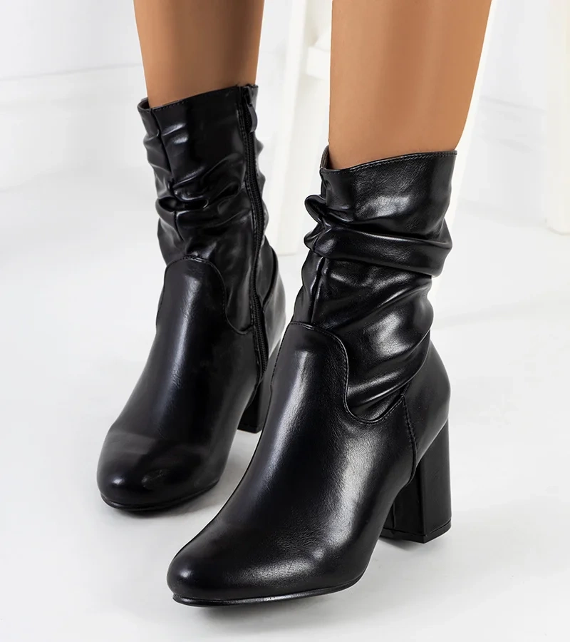 Čierna botki na príspevku Hilda