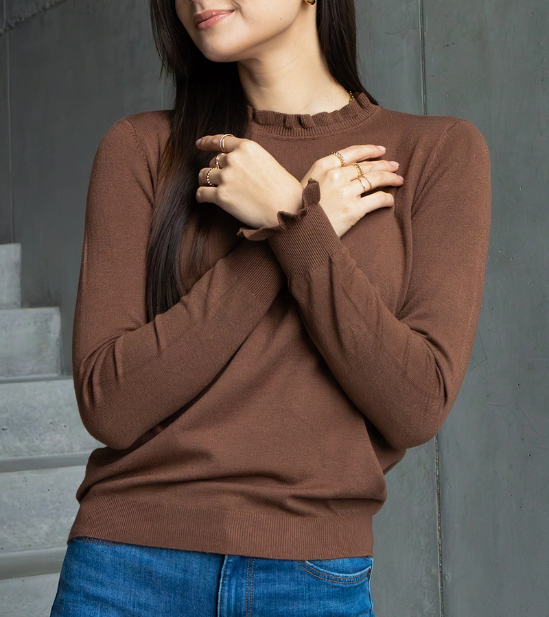 Hnedý mäkký sveter zdobený volánikom Luel