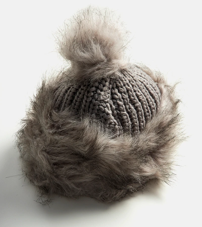 Svetlosivá čiapka s bambulou Leola