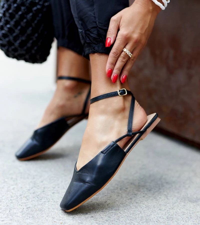 Čierne balerínky na otvorenom podpätku od značky Lazzaro