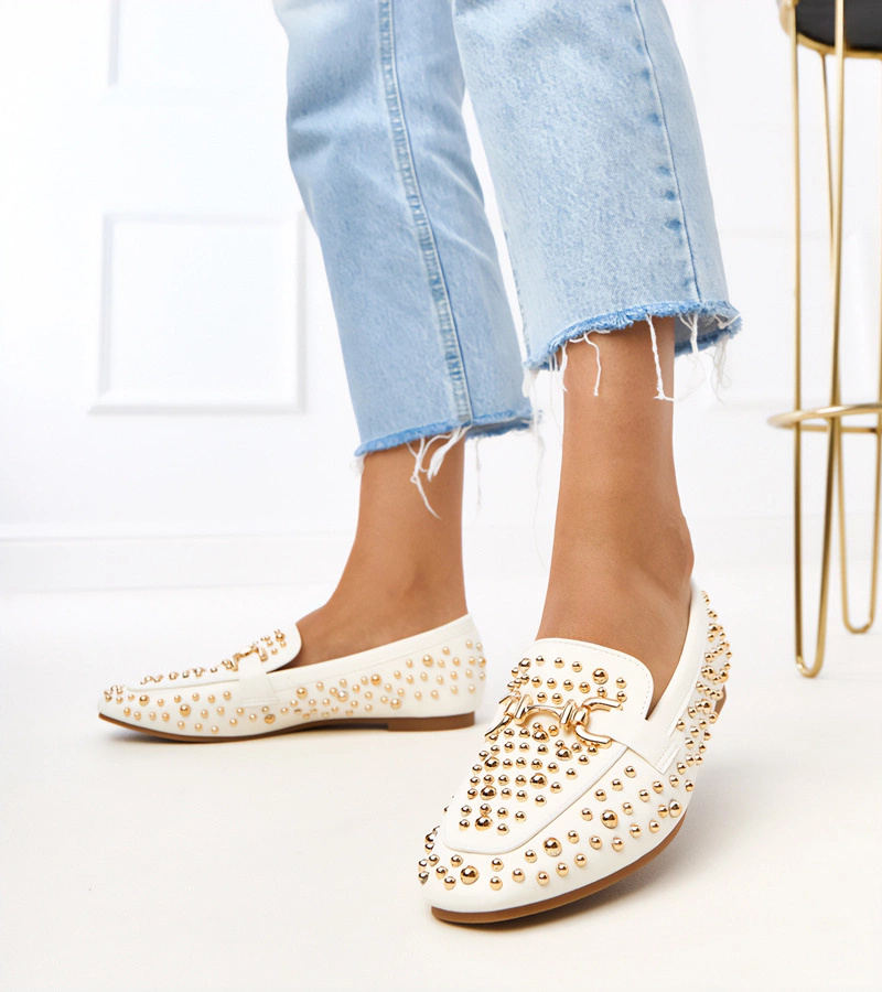 Biele mokasíny zdobené cvokmi Lea