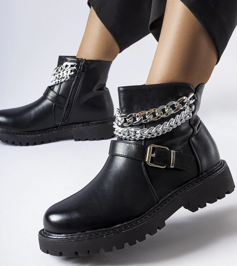 Čierne čižmy s ozdobnými reťazami od Mezzavia