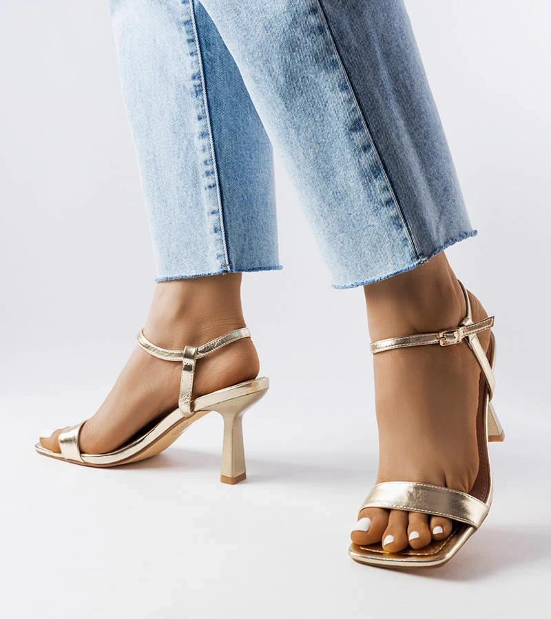 Zlaté sandále Amalia na podpätku