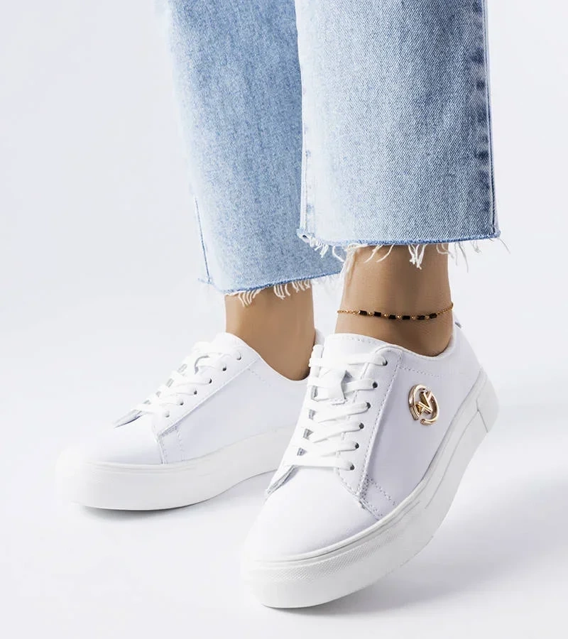 Biele tenisky zdobené zlatým logom Vinceza