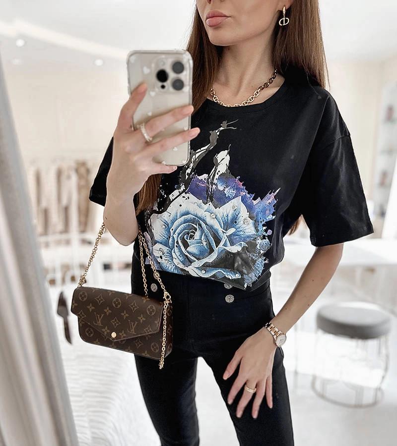 Čierne tričko voľného strihu značky Mouet