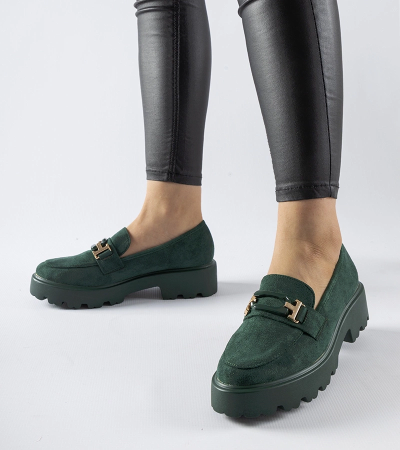 Zelené mokasíny zdobené prackou Pisa