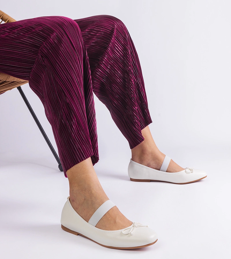 Biele balerínky s gumičkou a ozdobnou mašličkou Newton