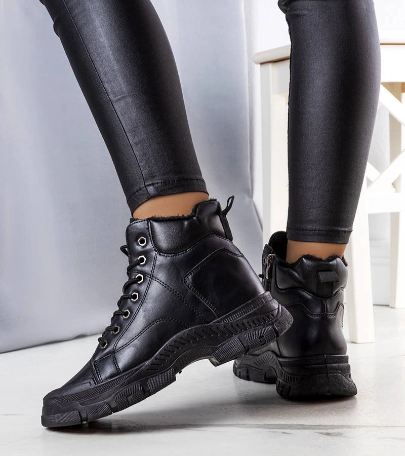 Čierna izolovaná botki Dinto