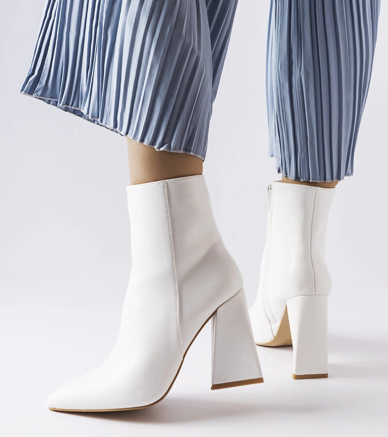 Biele topánky s asymetrickým stĺpikom Abelina