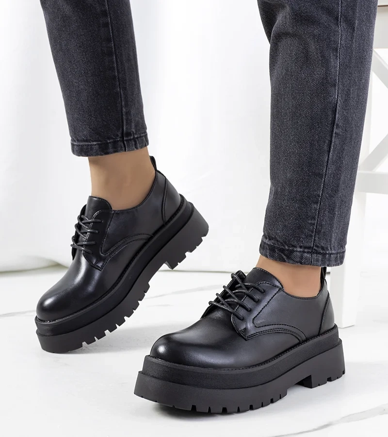 Čierne topánky Foxton na platforme