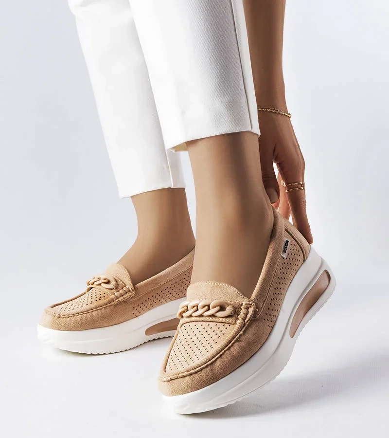 Béžové mokasíny s retiazkou