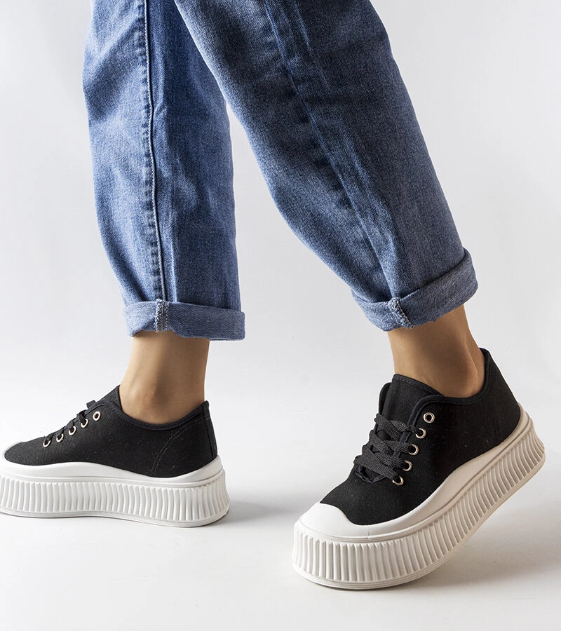 Čierne tenisky a hrubá podrážka Wallace