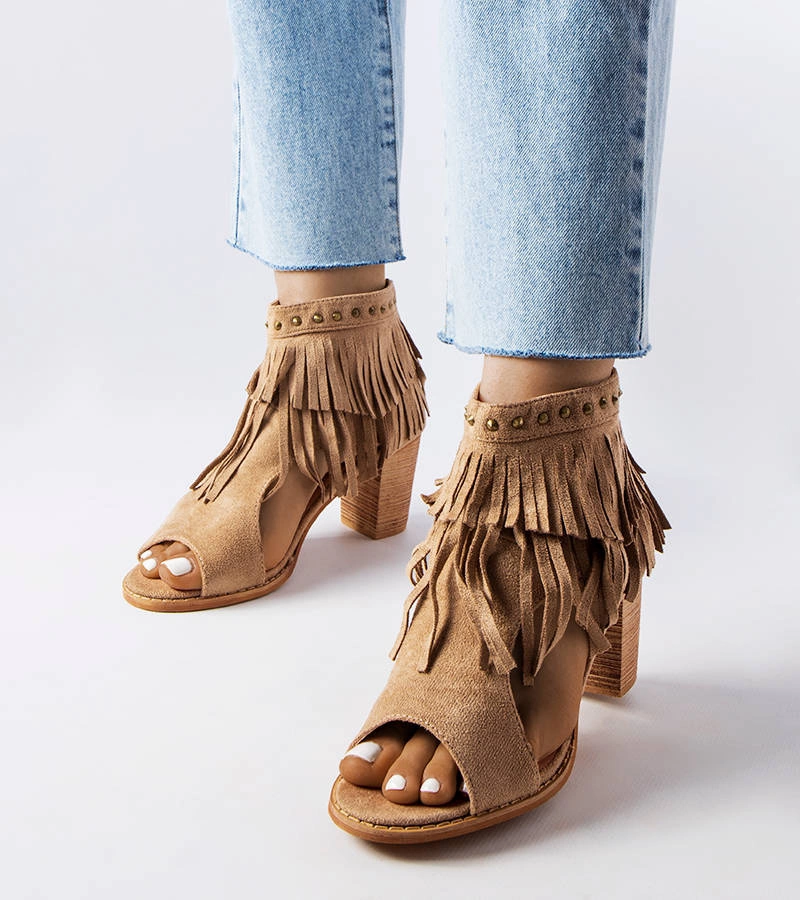 Hnedé sandále Latimer na podpätku s strapcami