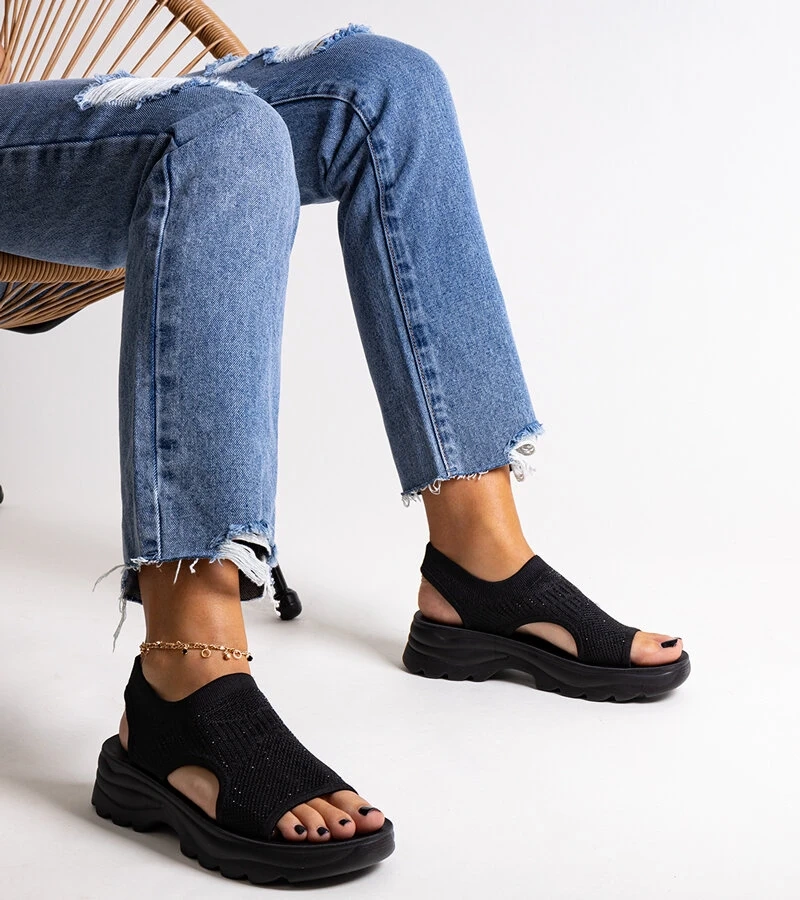 Čierne textilné sandále na platforme so zirkónmi Delmare