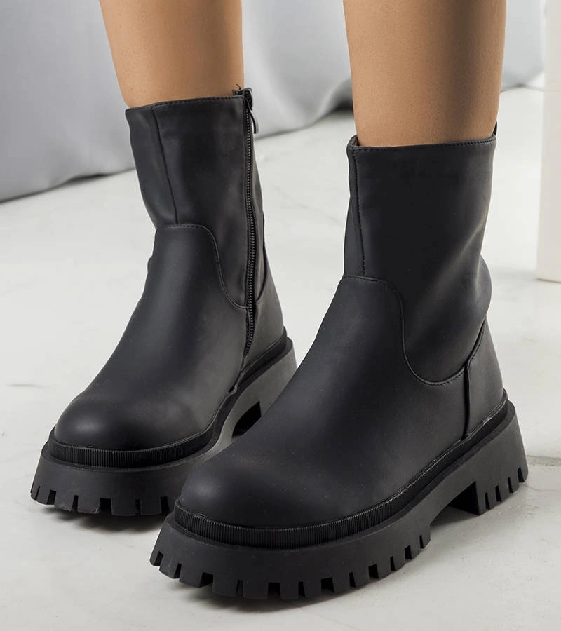 Čierna izolovaná botki Bazalka