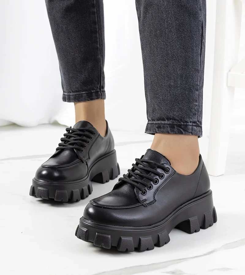 Čierne poltopánky na traperskej podrážke Massey