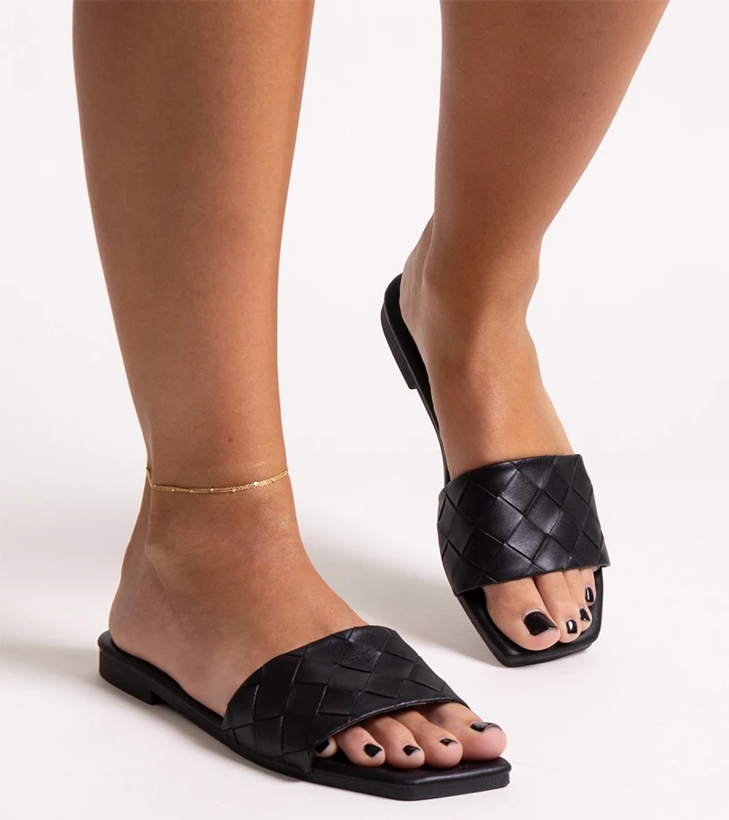 Čierne šľapky s prešívanou vložkou Hakimi