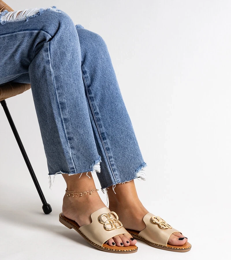 Zlaté šľapky s ozdobnou sponkou Safi