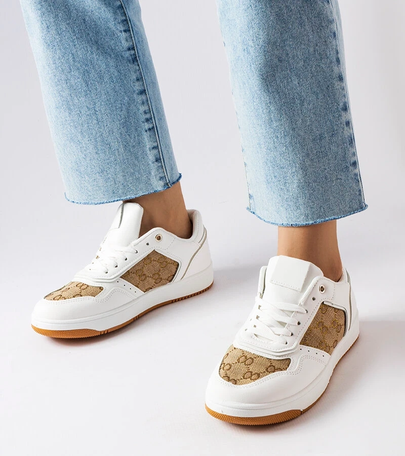 Biele tenisky zdobené monogramom Isidora