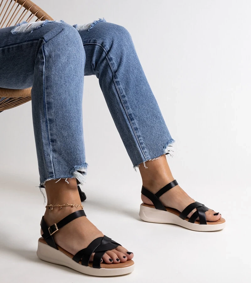 Čierne sandále na nízkej platforme Khalida