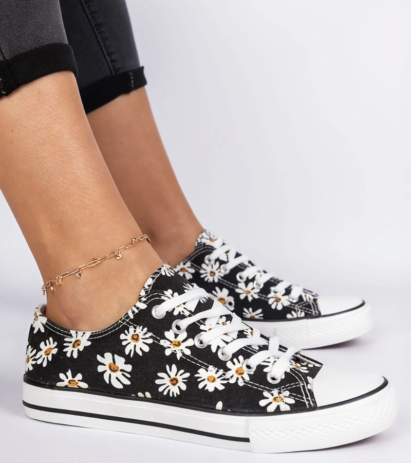 Čierne dámske plátenky s kvetinkami Lazates