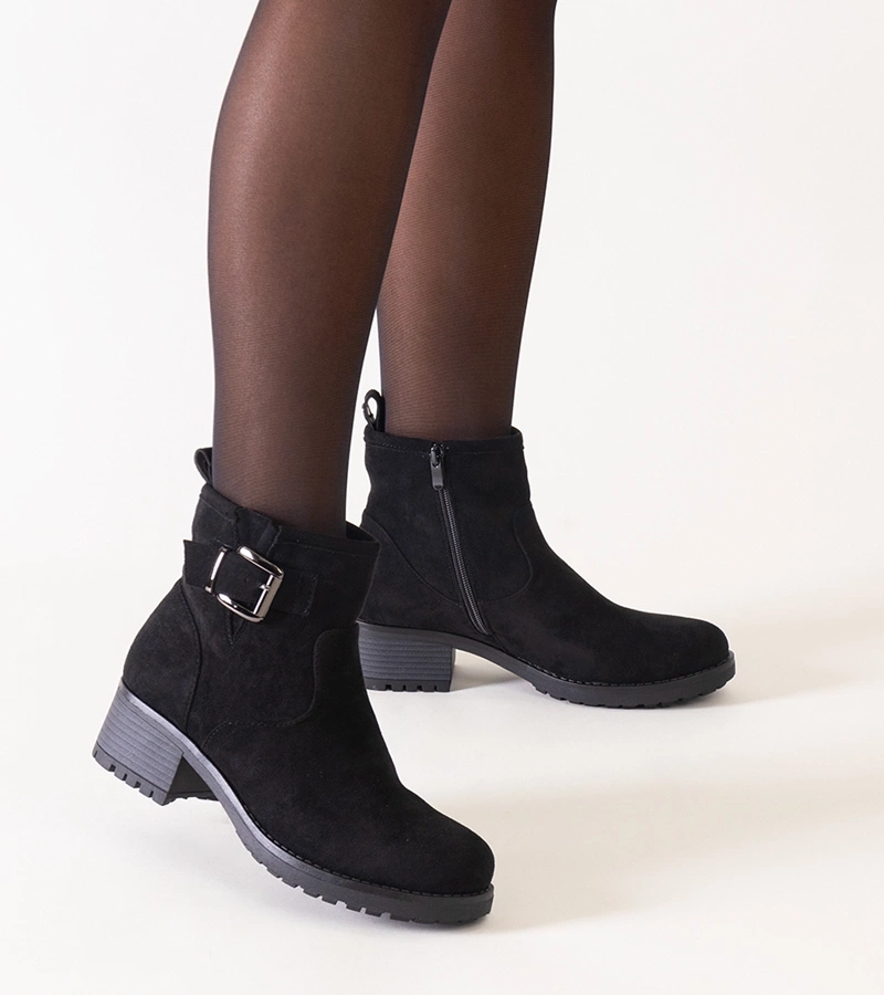 Čierne boty s kovovou vsadkou na nízkom podpätku z eko-zamszu Nadiara