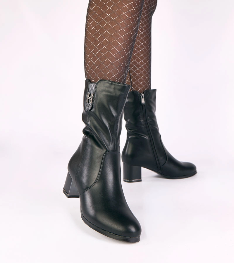 Čierne zateplené členkové čižmy na stĺpiku s kryštálikmi Gusta