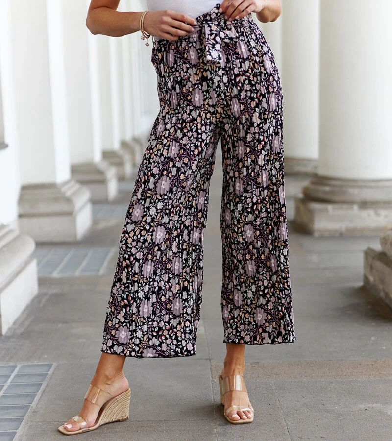 Čierne plisované nohavice s kvetmi Macognano