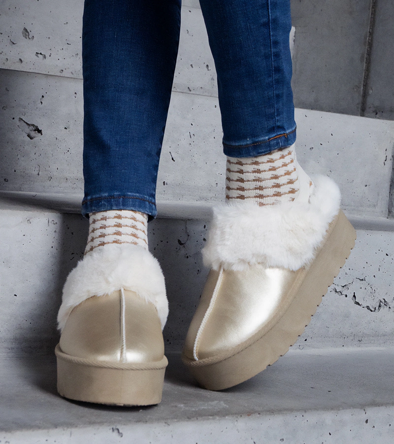 Zlaté papuče na platforme ozdobené kožušinou s gumkou na päte Asza