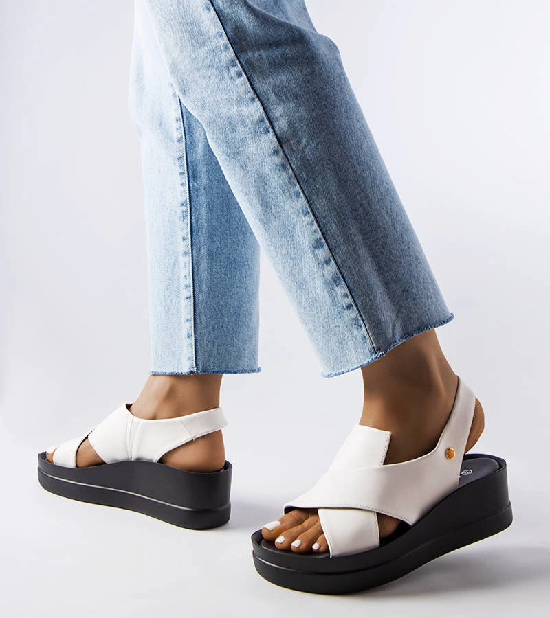 Biele sandále Adelina na podpätku