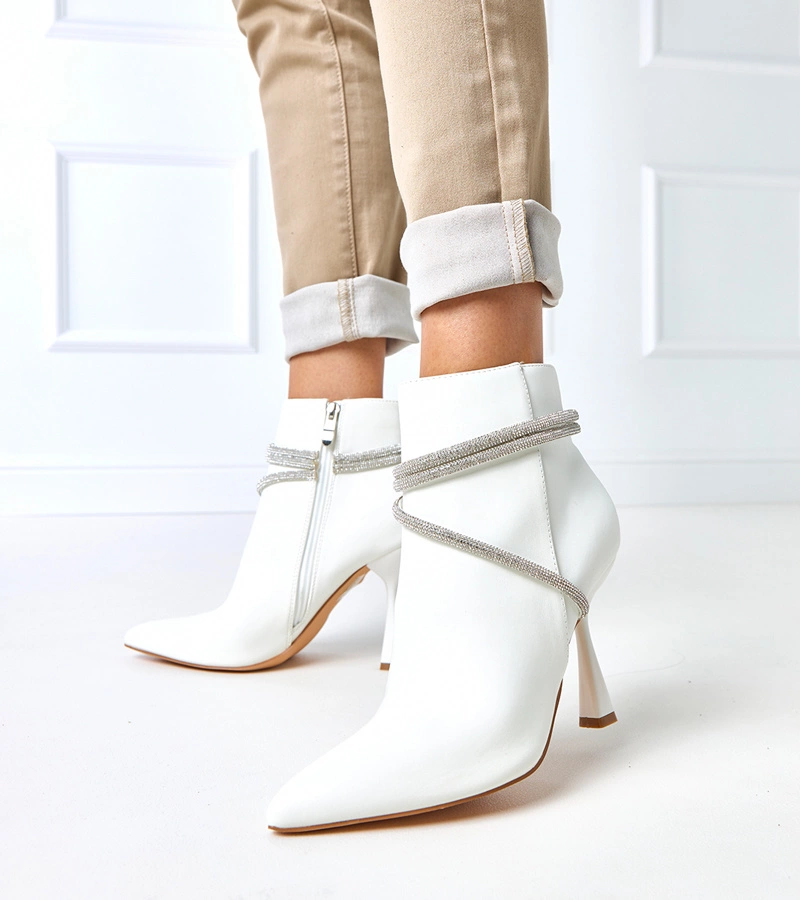 Biele členkové topánky na ihličke zdobené kryštálmi Fantagaro